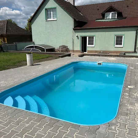 Se Společným Bazénem Zlonice